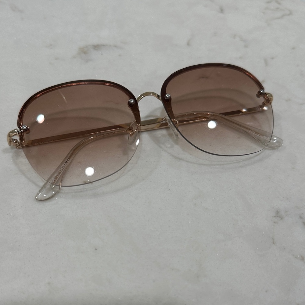 Chic Gradient Sunglasses with Gold Accents